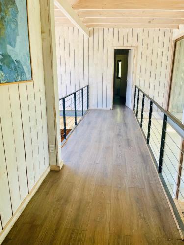 an empty hallway of a house with a wooden floor at Casa en cachagua in Cachagua