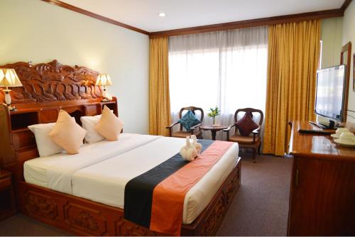 Postel nebo postele na pokoji v ubytování Angkor Hotel