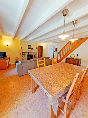 une salle à manger et un salon avec une table et des chaises dans l'établissement Cottage l'Atelier, aire de loisirs avec piscine, à Marigny