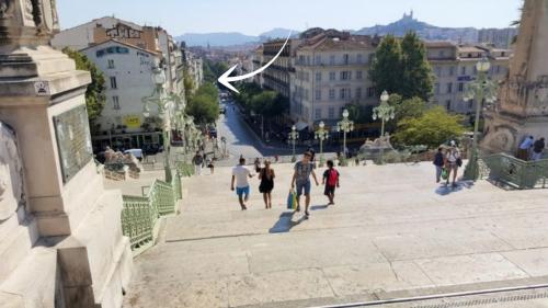 un groupe de personnes marchant dans une rue de la ville dans l'établissement Studio St Charles, à Marseille