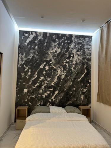 - une chambre avec un grand mur noir et blanc dans l'établissement Studio St Charles, à Marseille