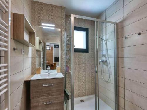 a bathroom with a shower and a sink and a mirror at Appartement Flocon de Neige, au coeur de Saint-Gervais in Saint-Gervais-les-Bains