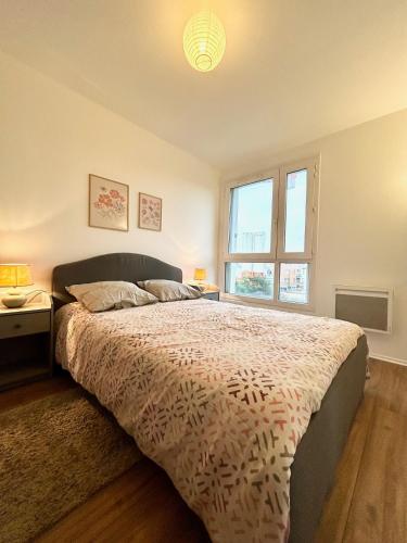 une chambre avec un grand lit et une fenêtre dans l'établissement Bois d 'Ormeau - T3 - terrace - quiet - open view, à Toulouse