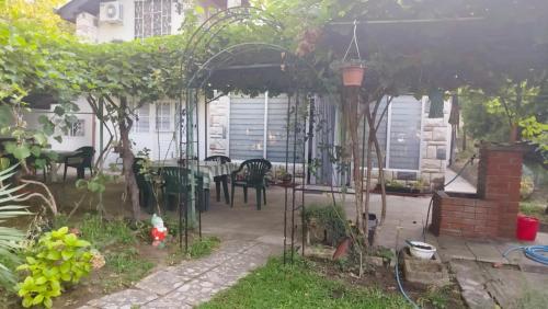 a pergola in the backyard of a house at Apartmani Pasuljevic Srebrno Jezero in Veliko Gradište
