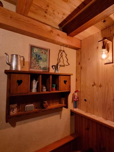 une chambre avec des étagères en bois sur le mur dans l'établissement La grange d'Alexandre 6 personnes, à Val Cenis