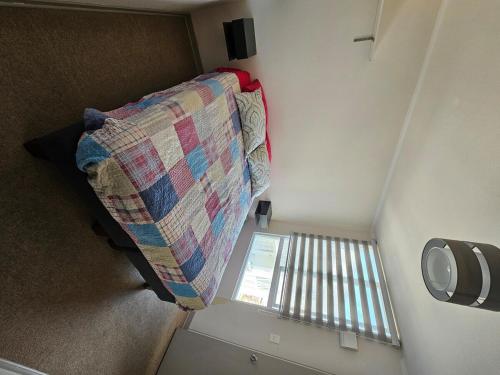 einen Blick über ein Zimmer mit einem Sofa und einem Fenster in der Unterkunft Cómodo departamento in La Serena