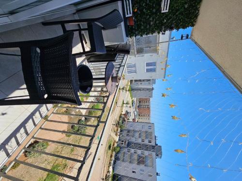 einen Blick über eine Straße mit blauem Himmel in der Unterkunft Cómodo departamento in La Serena