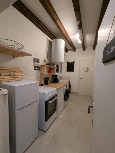 Il comprend une cuisine équipée d'une cuisinière et d'un lave-vaisselle. dans l'établissement La dépendance de la Ferme Blanche, à Dompierre-sur-Veyle