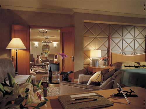 a hotel room with a bed and a living room at Shantou Junhua Haiyi Hotel in Shantou
