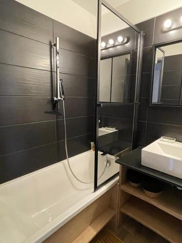 une salle de bain avec une douche, une baignoire et un lavabo dans l'établissement Appartement cosy Le Corbier Lunik Orion, à Villarembert