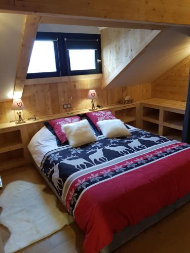 une chambre avec un lit dans une pièce dans l'établissement Le Montcalm chalet Le Desman, à Ustou