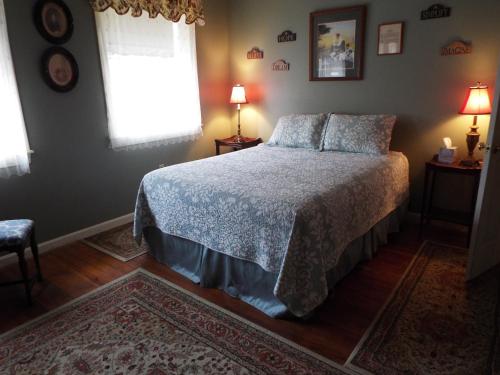 a bedroom with a bed and a window at The Tillie Pierce House Inn in Gettysburg