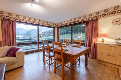 une cuisine et une salle à manger avec une table et des chaises dans l'établissement Smartstay massif mont blanc - Saint gervais, à Saint-Gervais-les-Bains