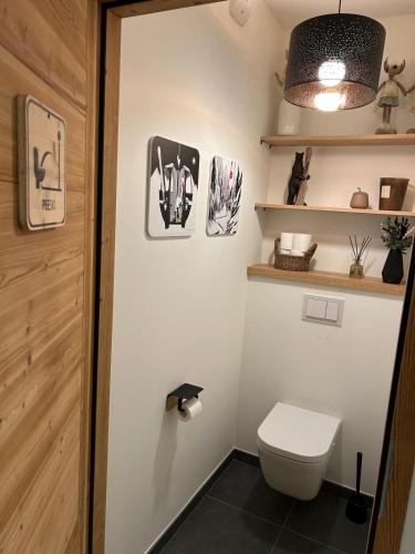 une petite salle de bain avec toilettes et lumière dans l'établissement NOUVEAU appartement neuf 4 à 6 personnes dans la station du Chinaillon, Grand-Bornand, au Chinaillon