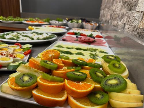 een buffet van groenten en fruit op een tafel bij Avrasya Port Hotel in Istanbul
