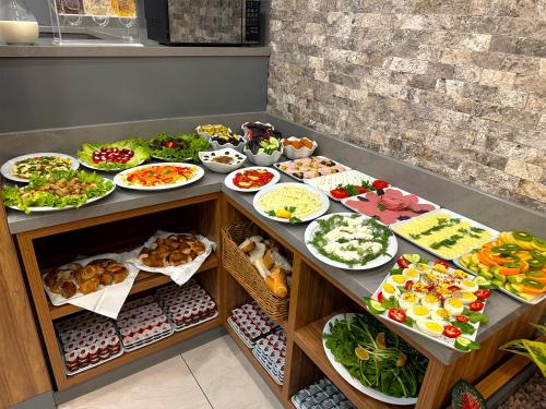 een buffet met veel verschillende gerechten bij Avrasya Port Hotel in Istanbul
