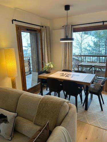 un salon avec un canapé et une table dans l'établissement NOUVEAU appartement neuf 4 à 6 personnes dans la station du Chinaillon, Grand-Bornand, au Chinaillon