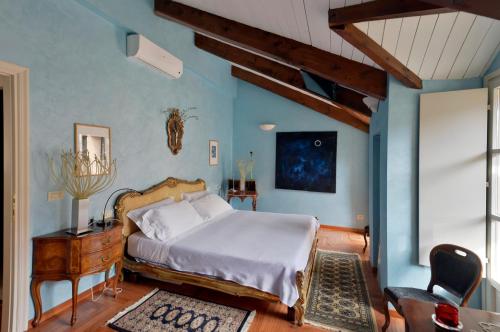トリノにあるDomus Urbanaの青い壁のベッドルーム1室(ベッド1台付)