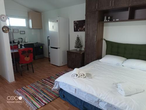 Un dormitorio con una cama con dos toallas encima. en Bazaleti Field House, en Karsimaantkari