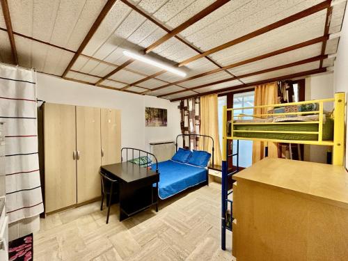 une chambre avec deux lits superposés et un bureau dans l'établissement Galaxy Houses - Charmante maison de vacances, à Vitry-sur-Seine