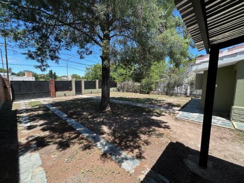 Taman di luar Casa Familiar, Juana Koslay