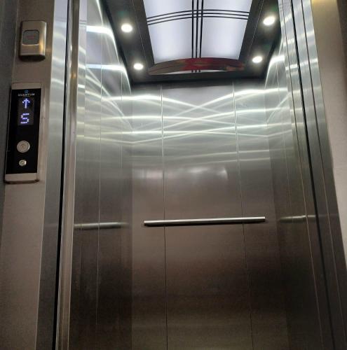a metal elevator in a building with a ceiling at Departamento Vistas de Patzcuaro con terraza vista hacia el lago in Pátzcuaro