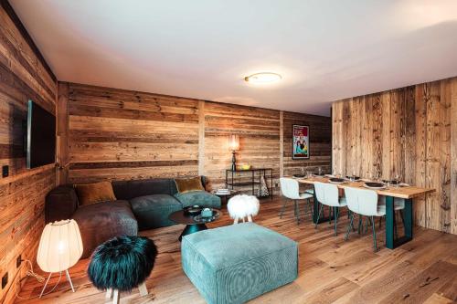 un salon avec un canapé et une table dans l'établissement Appartement Boréal - At the summit of Combloux, à Combloux