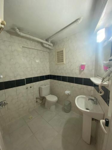 Bilik mandi di AY OTEL 2