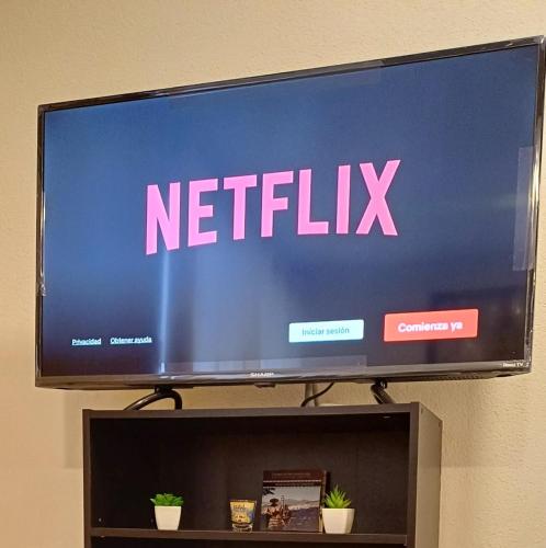 a television with a netflix sign on top of a shelf at Departamento Vistas de Patzcuaro con terraza vista hacia el lago in Pátzcuaro
