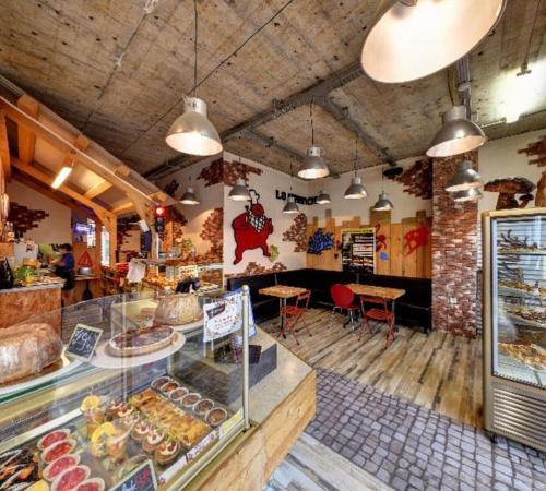 une boulangerie avec un comptoir où vous trouverez beaucoup de nourriture dans l'établissement Chez Noah - 70m2 near Geneva, à Ville-la-Grand