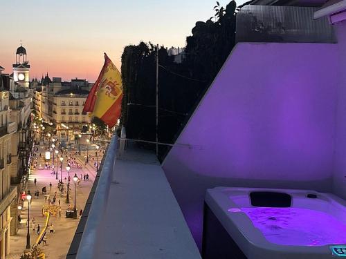a purple bath tub sitting on the side of a building at Piso Ático con Terraza y Jacuzzi con vistas a Sol en Madrid Centro in Madrid