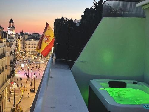 a view of a city with a kite on a building at Piso Ático con Terraza y Jacuzzi con vistas a Sol en Madrid Centro in Madrid