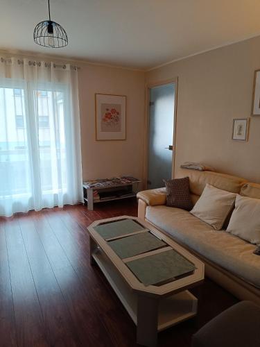 un salon avec un canapé et une table basse dans l'établissement LE 46A, à Colmar