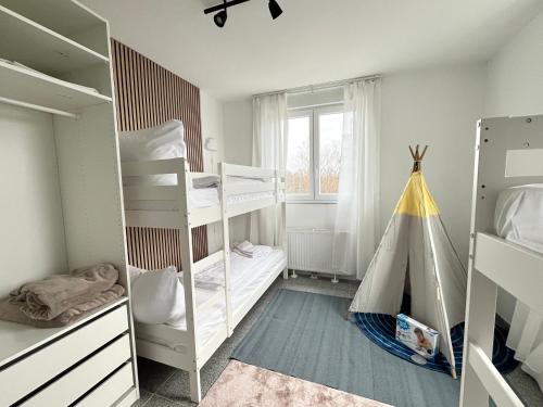 Ένα ή περισσότερα κρεβάτια σε δωμάτιο στο LTA Apartment München Süd No3 Friends & Family