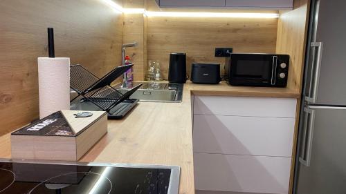 AAvenue Homeにあるキッチンまたは簡易キッチン