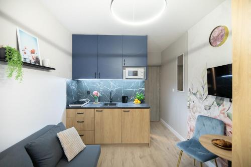 miniSTUDIOS URSUS by VAYA STAYSにあるキッチンまたは簡易キッチン