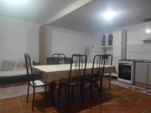 a kitchen and dining room with a table and chairs at Casa de verão in Capão da Canoa