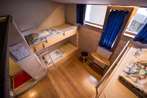 an overhead view of a room with two bunk beds at Auberge de Jeunesse de Mons in Mons