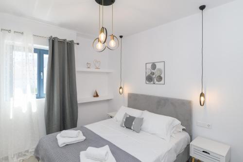 Giường trong phòng chung tại Sunny & Blue