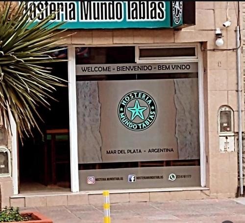 une fenêtre d'un bâtiment avec un panneau dessus dans l'établissement Hosteria mundo tablas, à Mar del Plata