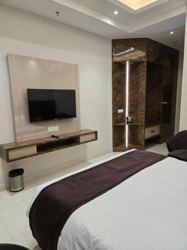 TV a/nebo společenská místnost v ubytování Shri Sangam Hotel