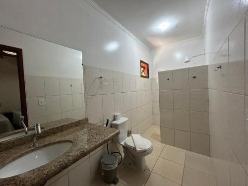 een badkamer met een wastafel, een toilet en een douche bij Eco Pousada Villa Verde in Bonito