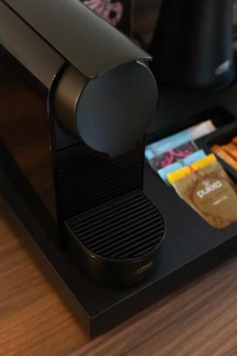 a black toaster oven on a black counter at Bed & Breakfast De Pol in Doetinchem