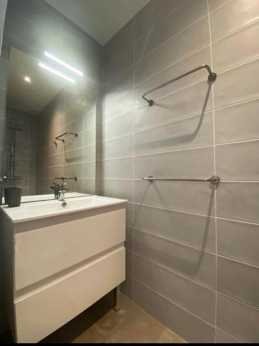 une salle de bain avec un lavabo et un miroir dans l'établissement Villa Plein Sud, à Villeneuve-de-la-Raho