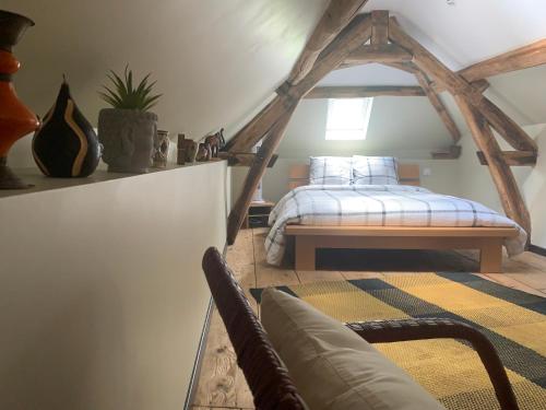 une chambre avec un lit et un canapé dans une pièce dans l'établissement Maison Cocon Tout Confort et son Jardin privé, à Villeblevin