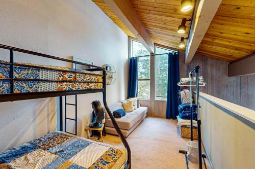 Un dormitorio con una litera y una sala de estar. en Beauty by Kings Beach, en Wood Vista