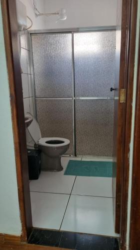 Bilik mandi di Turys Hotel Pousada