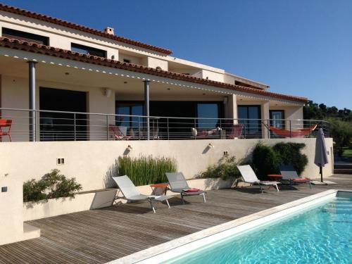 une villa avec piscine devant une maison dans l'établissement Mas Jean Bart, à La Londe-les-Maures
