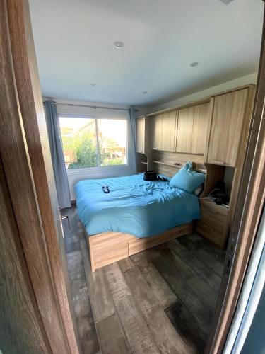 - un lit au milieu d'une chambre avec fenêtre dans l'établissement Appt Fréjus 4 personnes plage à 100m, à Fréjus