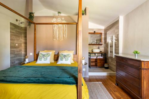 une chambre avec un lit à baldaquin dans une pièce dans l'établissement Manade Caillan, Mas Provençal Piscine, Pétanque, patio, à Maillane